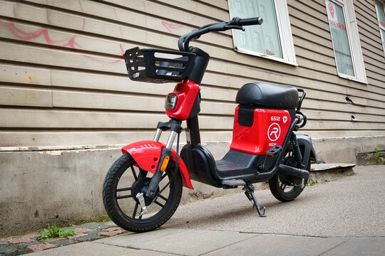 Ein Ride Mobility Elektroscooter der Marke Xiaomi, Modell Himo T1, geparkt an einer Hauswand in Riga, Lettland