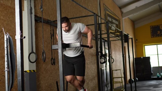 Strong man performing tricep dips at the gym