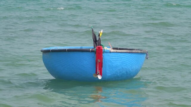 thung chaya - A boat from a peasant's basket, round boats of Vietnam, apparently for inland waters, but later also for unsuitable coastal sea