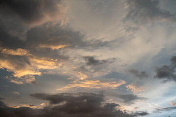 Obraz premium Dramatic Sunset Sky with Golden and Dark Grey Clouds