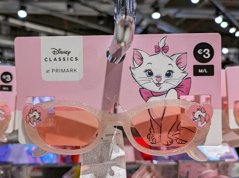 Expositor con gafas de sol infantil con Marie de The Aristocats de Disney en tienda Primark en Madrid, Espa&ntilde;a, 20 de febrero de 2026