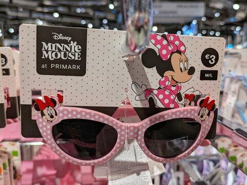 Expositor con gafas de sol infantil con Minnie Mouse de Disney en tienda Primark en Madrid, Espa&ntilde;a, 20 de febrero de 2026