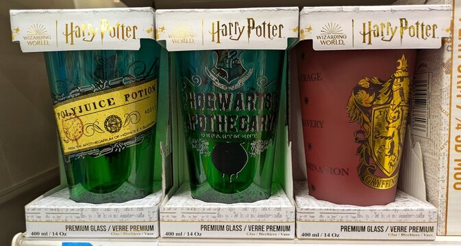 Tres vasos coleccionables de Harry Potter, inspirados en pociones y casas de Hogwarts, en su caja oficial de merchandising, Toy Planet, Madrid, Espa&ntilde;a, 20 de febrero de 2026