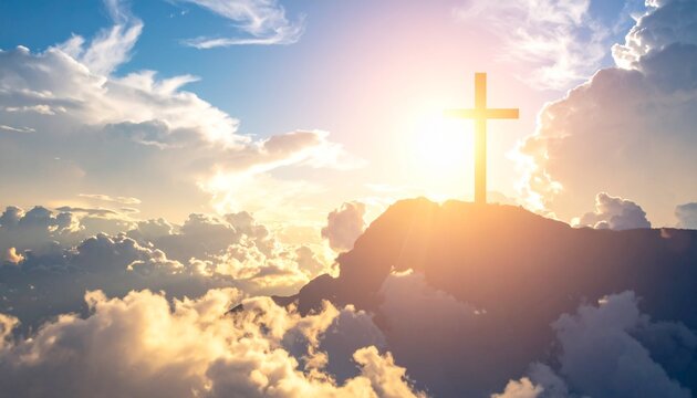 Kreuz auf Berg &uuml;ber den Wolken im Sonnenaufgang | christliches Symbol Glaube Auferstehung Hoffnung mit dramatischem Himmel und Licht