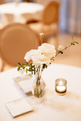 Obraz premium Petit bouquet de roses blanches sur la table de réception 