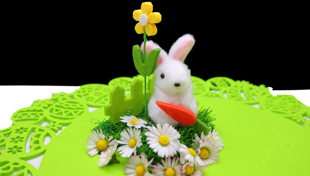 Petit lapin de P&acirc;ques au milieu des fleures