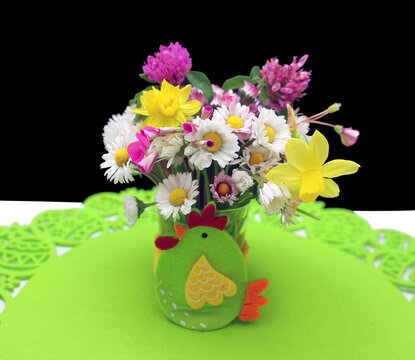 Petit coq au milieu des fleures