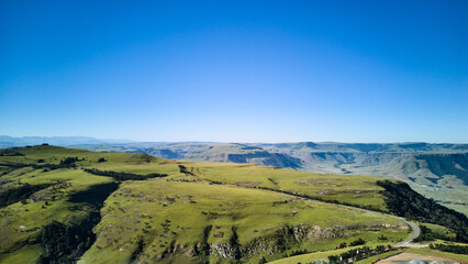 Obraz premium Aerial Ridge Road In South Africa, Winding Across Highland Crests And Open Slopes With Wide Horizon And Sense