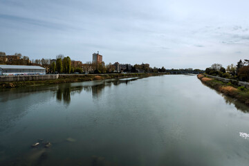 Obraz premium Tranquil River in Alessandria: A Scenic View of Water and Nature