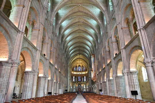 Nef&nbsp;de&nbsp;l'&eacute;glise&nbsp;Saint-Remi&nbsp;&agrave;&nbsp;Reims.&nbsp;France