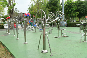 Obraz premium A variety of stainless steel exercise equipment is available for users to enjoy in Bang Sai Park, a local public park.