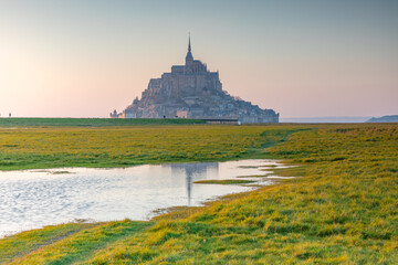 Obraz premium Randonnée autour de la Baie du Mont-Saint-Michel en Normandie