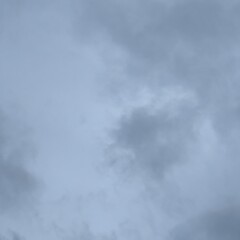 Fototapeta premium Shows a sky filled with various shades of gray clouds, indicating an overcast day or an imminent storm.
