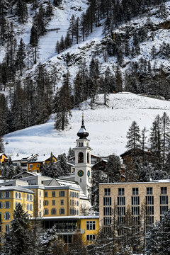 Pontresina, Dorf, Kirche, Berninabach, Berninapass, Val Bernina, Winter, Wintersport, Wanderweg, Langlauf, Langlaufloipe, Alp Languard, Oberengadin, Graub&uuml;nden, Alpen, Schweiz
