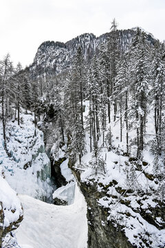 Pontresina, Berninabach, Ova da Bernina, Val Bernina, Wintersport, Eisklettern, Eis, Eiswand, Engadin, Graub&uuml;nden, Alpen, Winter, Winterlandschaft, Gefahr, Schweiz