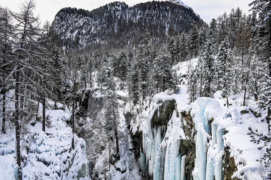 Pontresina, Berninabach, Ova da Bernina, Val Bernina, Wintersport, Eisklettern, Eis, Eiswand, Engadin, Graub&uuml;nden, Alpen, Winter, Winterlandschaft, Gefahr, Schweiz