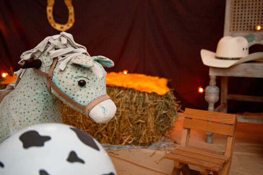 escenario vaqueros caballo  guitarra sombrero