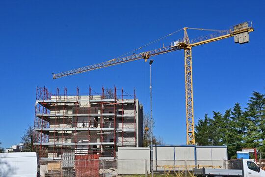 Cantiere edile, gru con impalcature e ponteggi