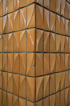 C&eacute;ramique murale &eacute;maill&eacute;e couleur rouille facette et g&eacute;om&eacute;trique ann&eacute;es 70