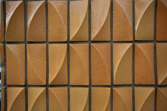 C&eacute;ramique murale &eacute;maill&eacute;e couleur rouille facette et g&eacute;om&eacute;trique ann&eacute;es 70
