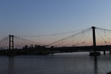 Obraz premium imagen del puente colgante en argentina en el atardecer 