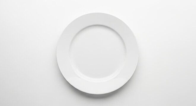  흰색 배경에 고립된 빈 깨끗한 흰색 접시 탑뷰 플랫레이 목업
