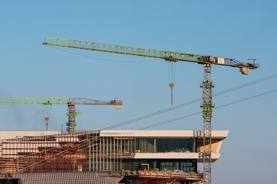 Cross-border cable car linking China and Russia, with a terminal under construction in Blagoveshchensk with two large tower cranes