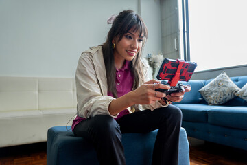 Obraz premium Young woman enjoying mobile gaming with smartphone controller