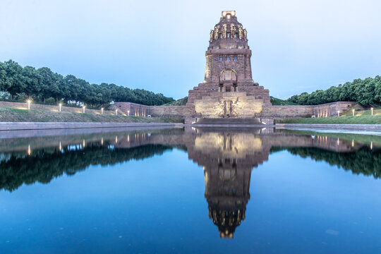 Monument to the Battle of the Nations (Voelkerschlachtdenkmal) in Leipzig mirroring in the Lake of the Tears (See det Traenen), Germany