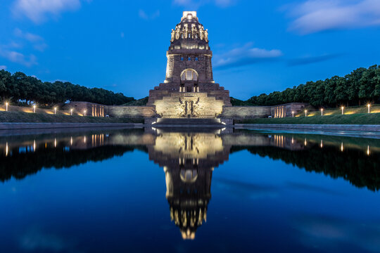 Monument to the Battle of the Nations (Voelkerschlachtdenkmal) in Leipzig mirroring in the Lake of the Tears (See det Traenen), Germany
