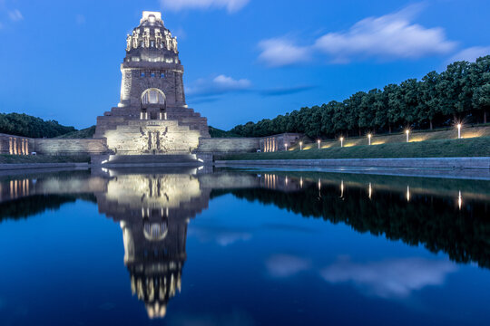 Monument to the Battle of the Nations (Voelkerschlachtdenkmal) in Leipzig mirroring in the Lake of the Tears (See det Traenen), Germany