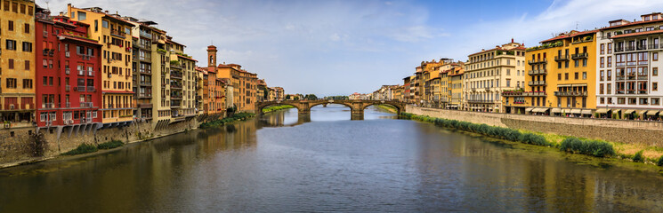 Obraz premium Cityscape with medieval gothic buildings near the famous bridge of Ponte alla Carraia on the river Arno River in Centro Storico, Florence, Italy