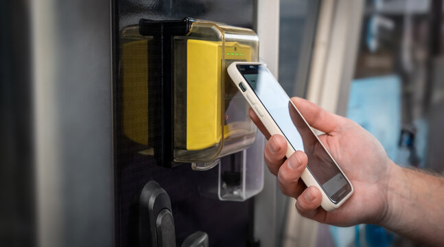 Contactless mobile payment with smartphone at electronic terminal