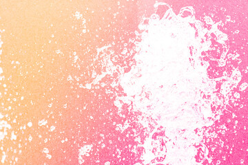 公園の噴水の水のアップとピンクの背景