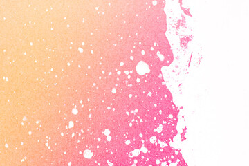 公園の噴水の水のアップとピンクの背景