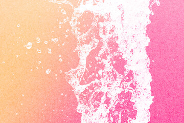 公園の噴水の水のアップとピンクの背景