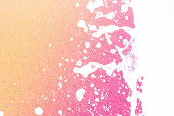 公園の噴水の水のアップとピンクの背景