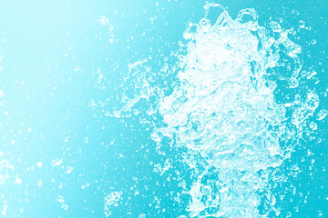 公園の噴水の水のアップと青い紙の背景 爽やかで涼しいイメージ