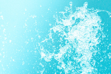 公園の噴水の水のアップと青い紙の背景 爽やかで涼しいイメージ