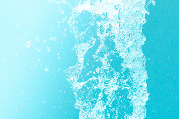 公園の噴水の水のアップと青い紙の背景 爽やかで涼しいイメージ