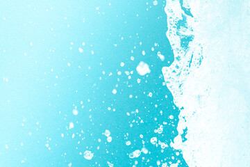 公園の噴水の水のアップと青い紙の背景 爽やかで涼しいイメージ