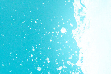 公園の噴水の水のアップと青い紙の背景 爽やかで涼しいイメージ