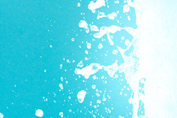 公園の噴水の水のアップと青い紙の背景 爽やかで涼しいイメージ