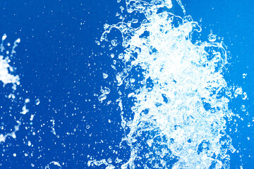 公園の噴水の水のアップと青い紙の背景 爽やかで涼しいイメージ