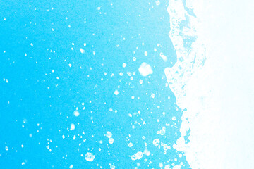 公園の噴水の水のアップと青い紙の背景 爽やかで涼しいイメージ