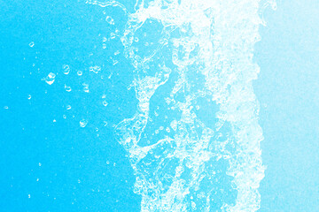 公園の噴水の水のアップと青い紙の背景 爽やかで涼しいイメージ