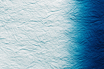しわの入った和紙 白と濃い青のグラデーション