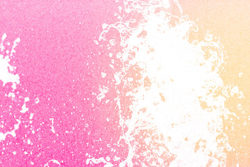 公園の噴水の水のアップとピンクの背景