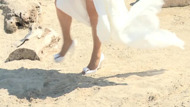 giovane sposina cammina con le scarpe bianche su di una strada non asfaltata
