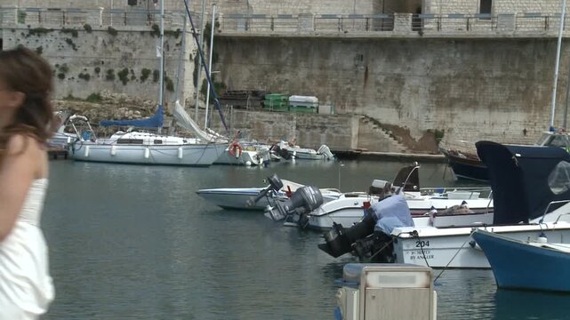 Coppia di giovani sposini camminano a piedi nel centro storico di Giovinazzo in provincia di Bari